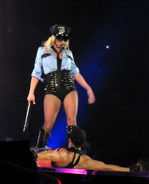 Britney spears guardare sexy vestito come poliziotto sul palco foto paparazzi
 #75399201