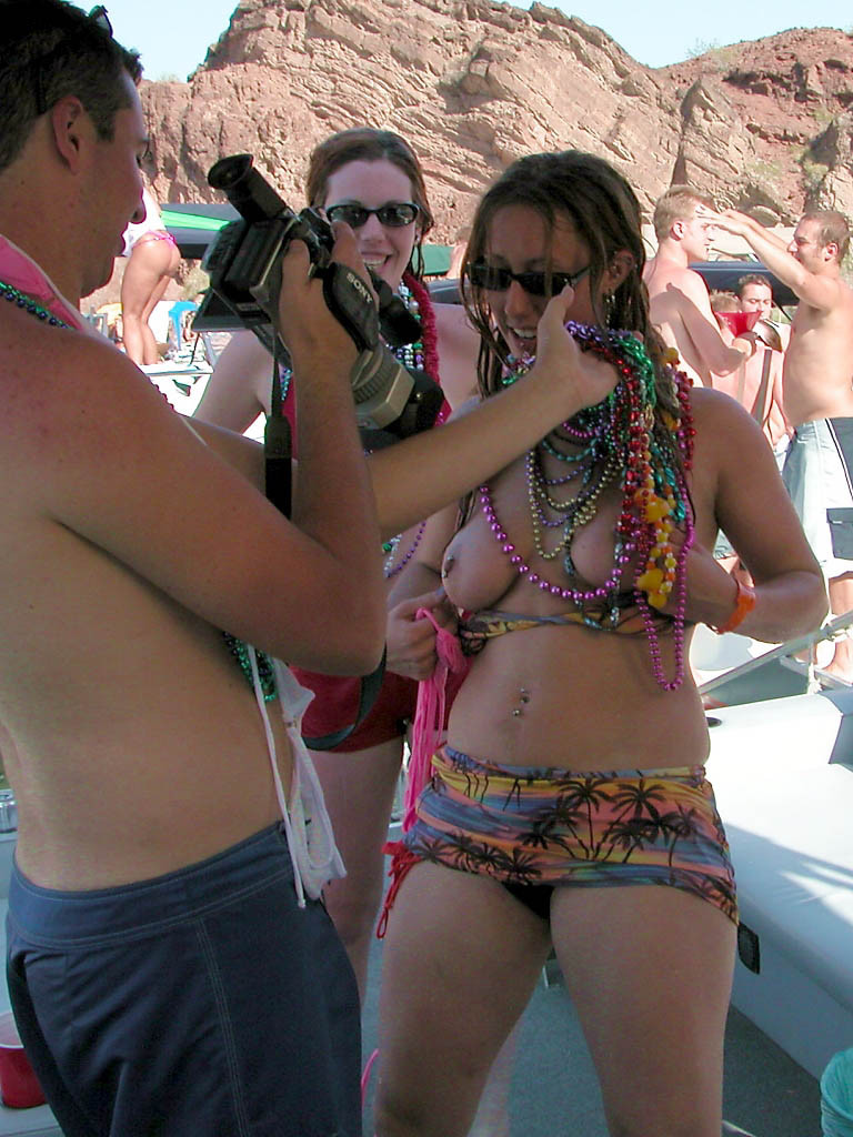 Betrunkene College-Mädchen blinken am Lake Havasu
 #76742999