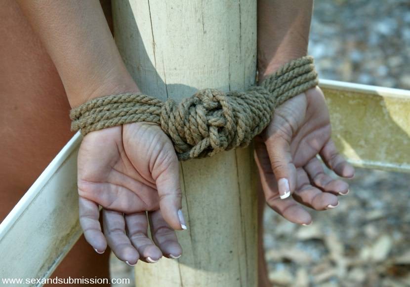 Chicas capturadas y folladas en el campo en acto de bondage
 #72178530