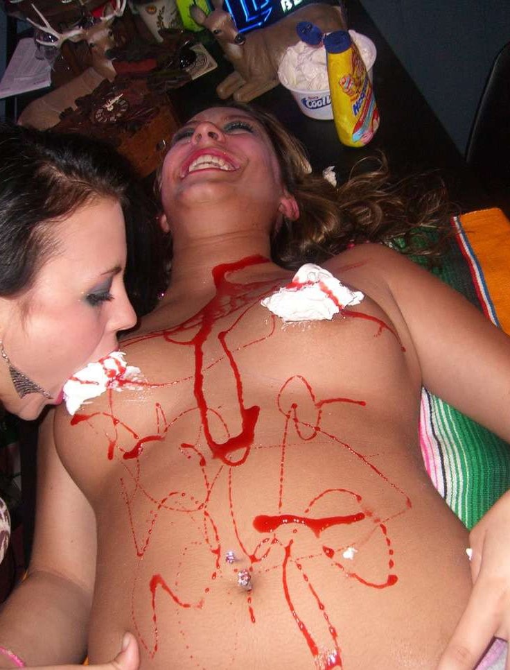大学生の女の子がパーティーで酔っぱらって裸になっている写真
 #76398401