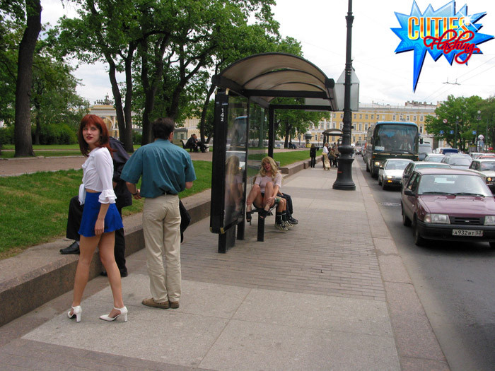 Dos modelos calientes traviesos posan desnudos en las calles de la ciudad
 #70305134