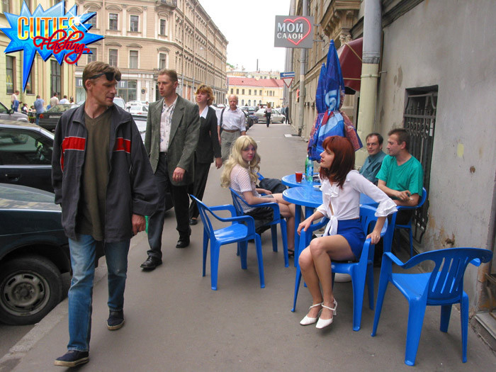 Dos modelos calientes traviesos posan desnudos en las calles de la ciudad
 #70305229