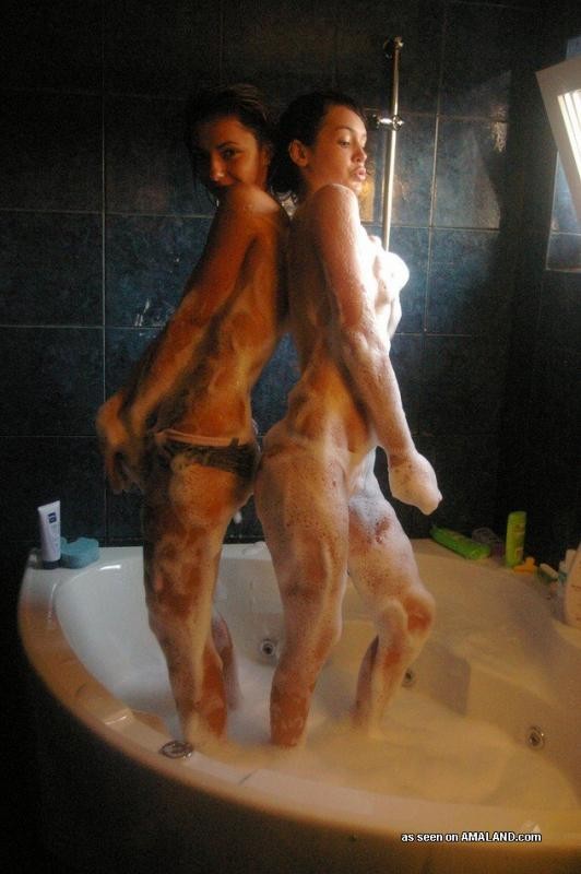 Hot sexy lesbiche amatoriali photoshooting in una vasca da bagno
 #68019930