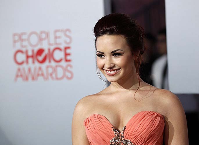 Demi lovato posando en vestido de noche sexy y mostrando enormes tetas
 #75276435