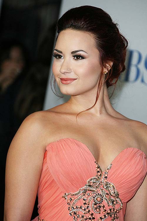 Demi Lovato posiert im sexy Abendkleid und zeigt riesige Brüste
 #75276443