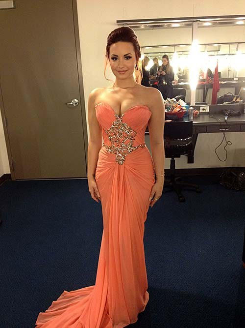 Demi Lovato posiert im sexy Abendkleid und zeigt riesige Brüste
 #75276512