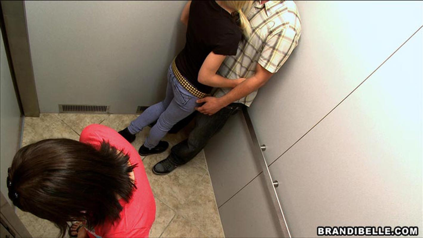 Petite jeune amateur excitée baisant dur dans l'ascenseur
 #78791174