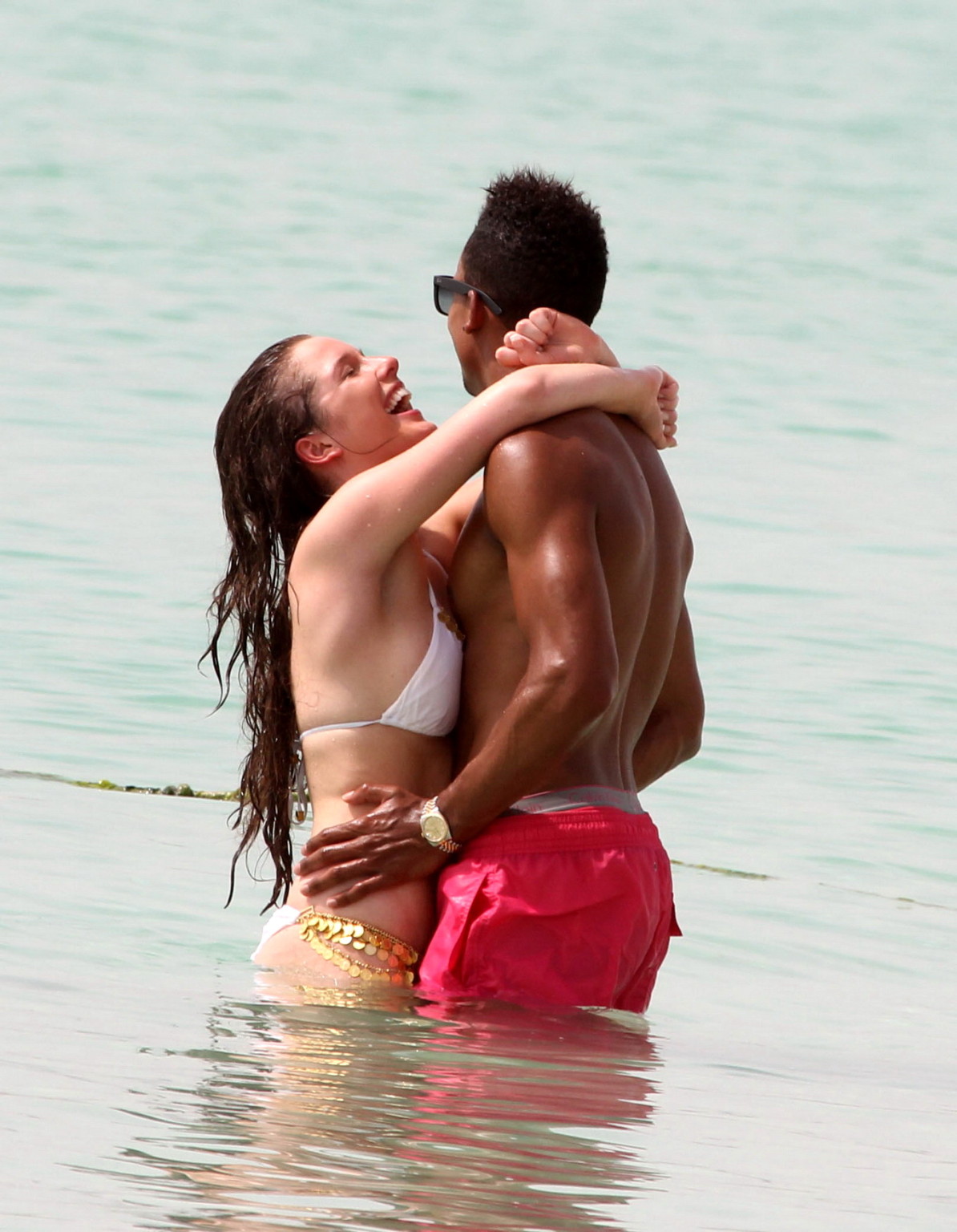 Helen flanagan en bikini avec une poitrine généreuse embrassant son petit ami sur une plage de Dubaï.
 #75258296