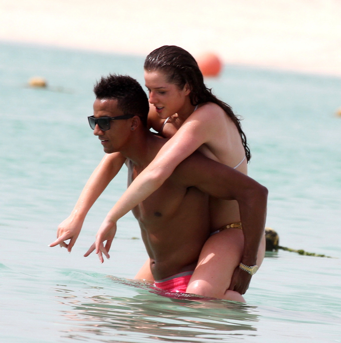 Helen flanagan en bikini avec une poitrine généreuse embrassant son petit ami sur une plage de Dubaï.
 #75258348