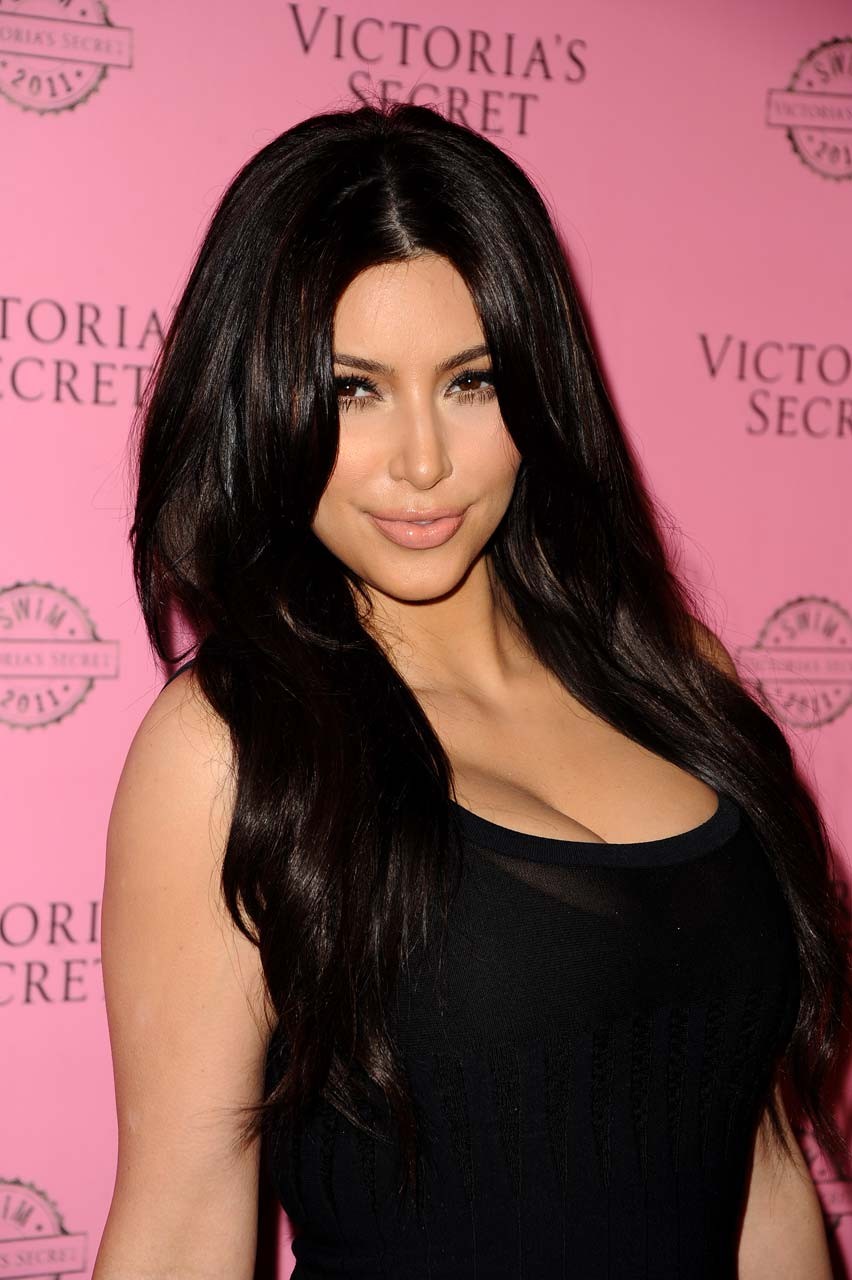Kim kardashian entblößt ihren verdammt sexy Körper und riesigen Ausschnitt
 #75298795
