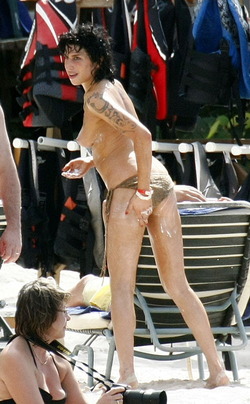 Amy Winehouse zeigt ihre schönen großen Titten am Strand
 #75406958