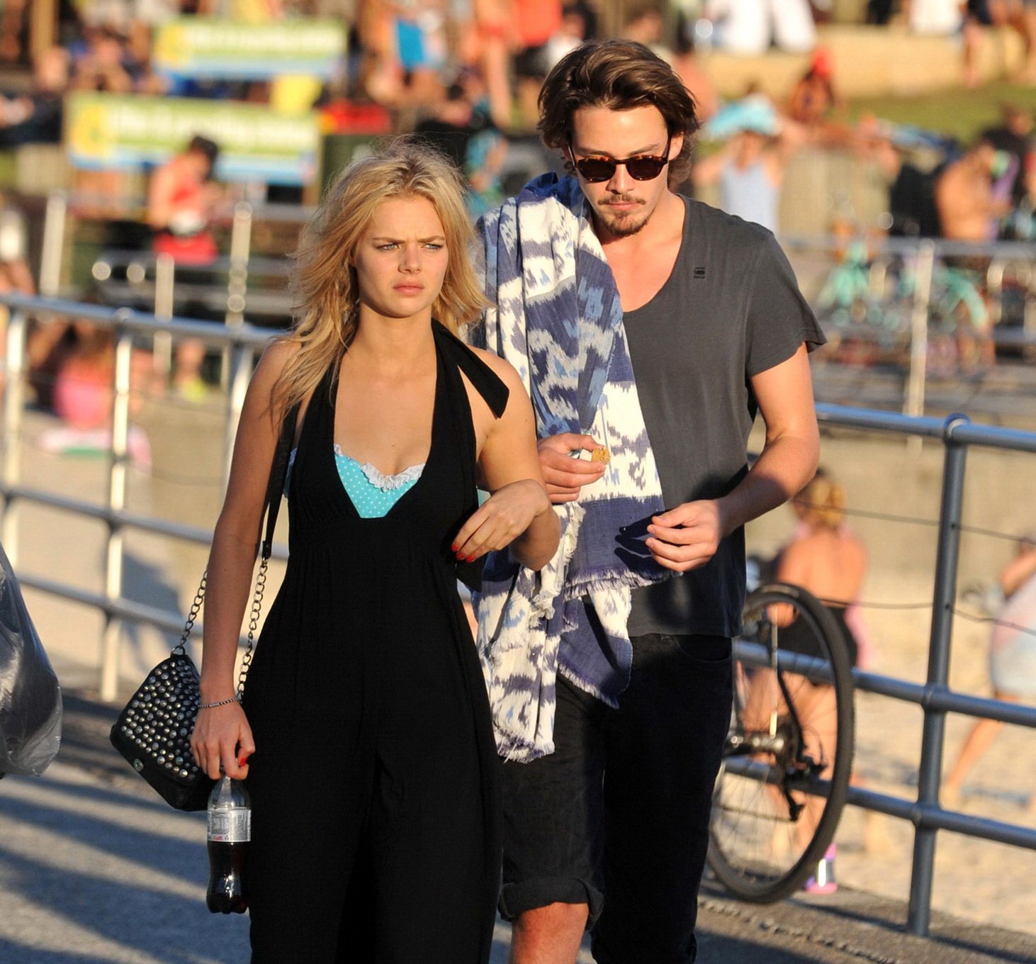 Samara tessitura in bikini petting con il suo fidanzato sulla spiaggia di Bondy in australia
 #75233650