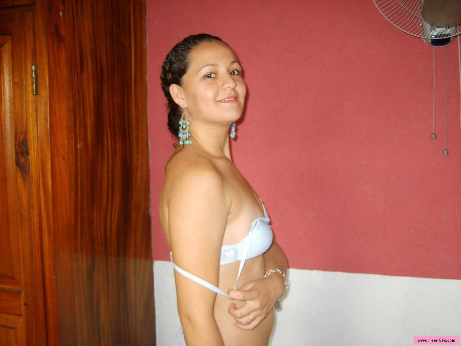 Teenie bruna latina in posa su sexy lingerie bianca
 #70413799