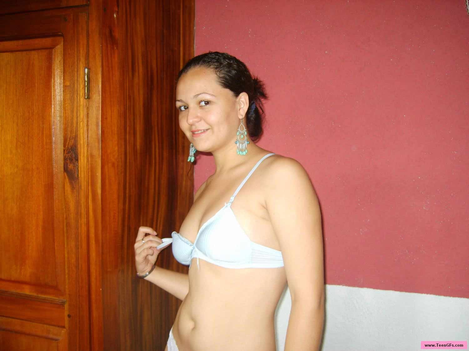 Teenie bruna latina in posa su sexy lingerie bianca
 #70413805