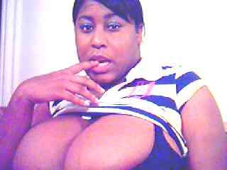 Amatrice aux formes harmonieuses montrant ses gros seins noirs sur webcam
 #73441846