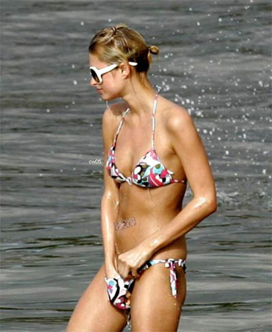 Célébrité Paris Hilton : jupe haute sexy et tétons coulants.
 #75419742