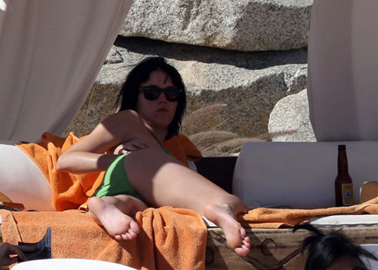 Katy Perry exposant son corps sexy et ses énormes seins en bikini vert
 #75317958