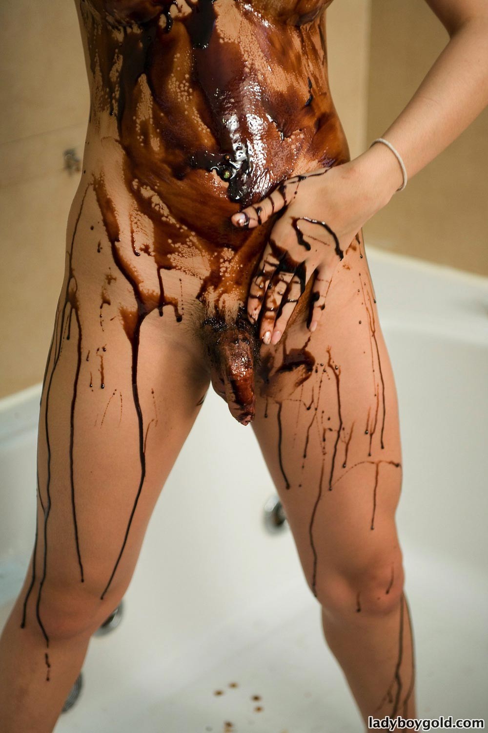 Asiatische Ladyboy Fetisch nass und unordentlich in Schokolade bedeckt #70045593