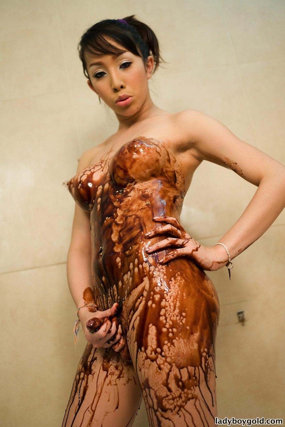 Asiatische Ladyboy Fetisch nass und unordentlich in Schokolade bedeckt #70045666