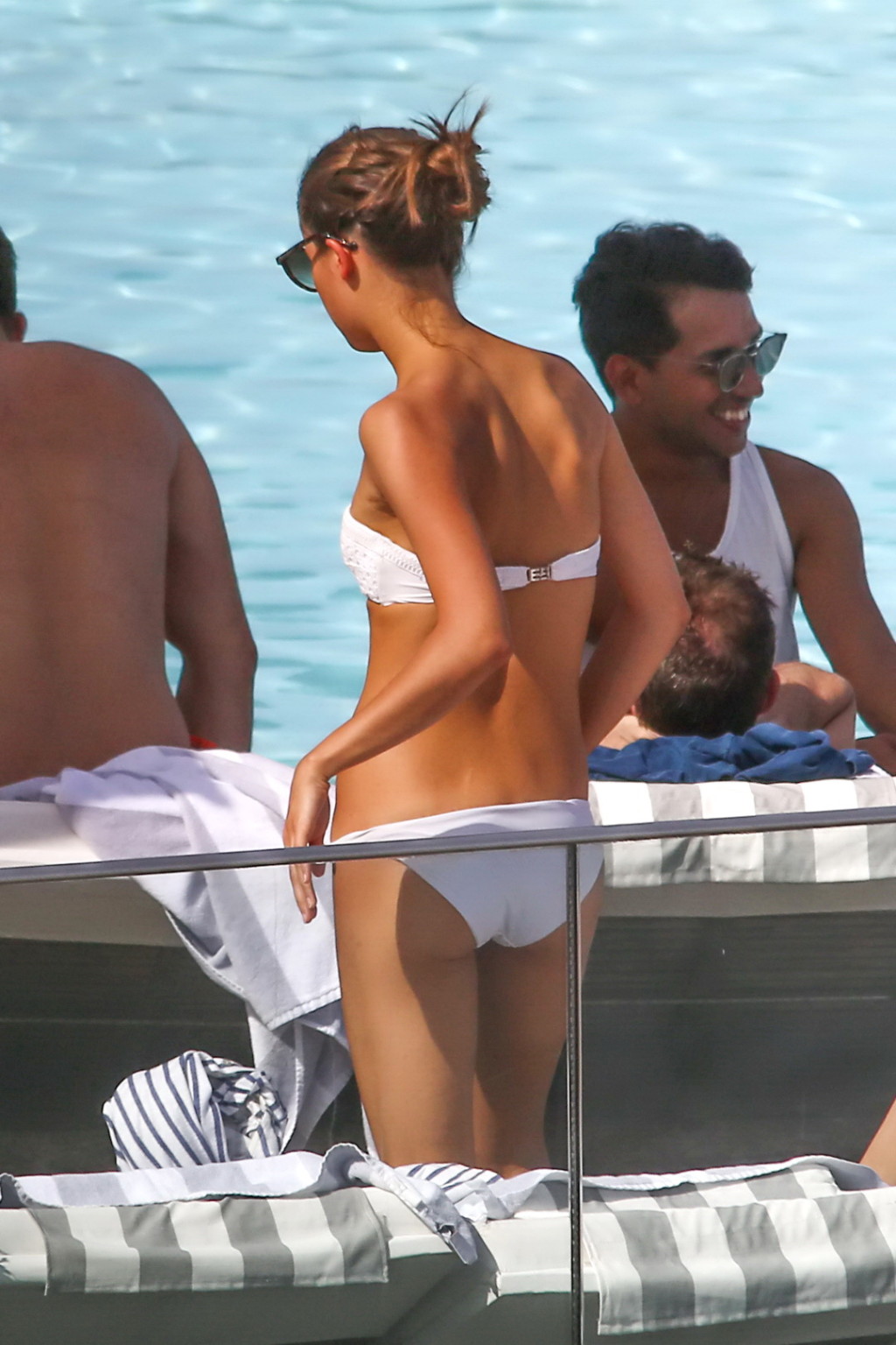 Alicia vikander che si spoglia in un piccolo bikini bianco a bordo piscina
 #75141976