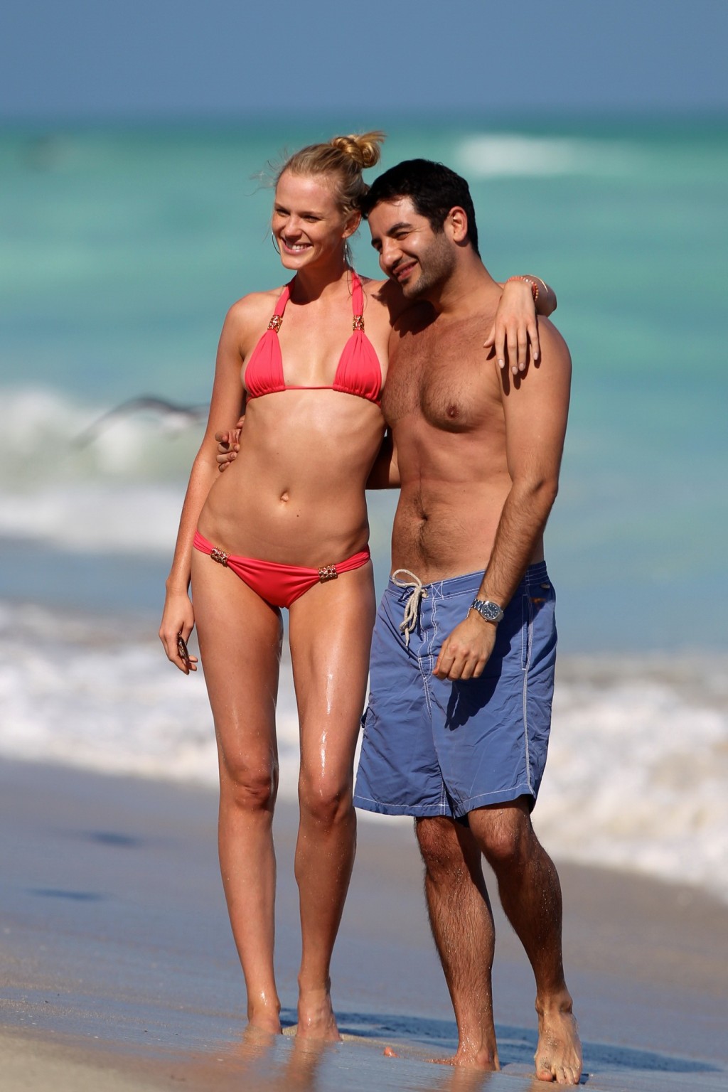 Anne vyalitsyna montrant le côté de ses seins dans un bikini rouge extra-mince sur la plage de Miami
 #75247799