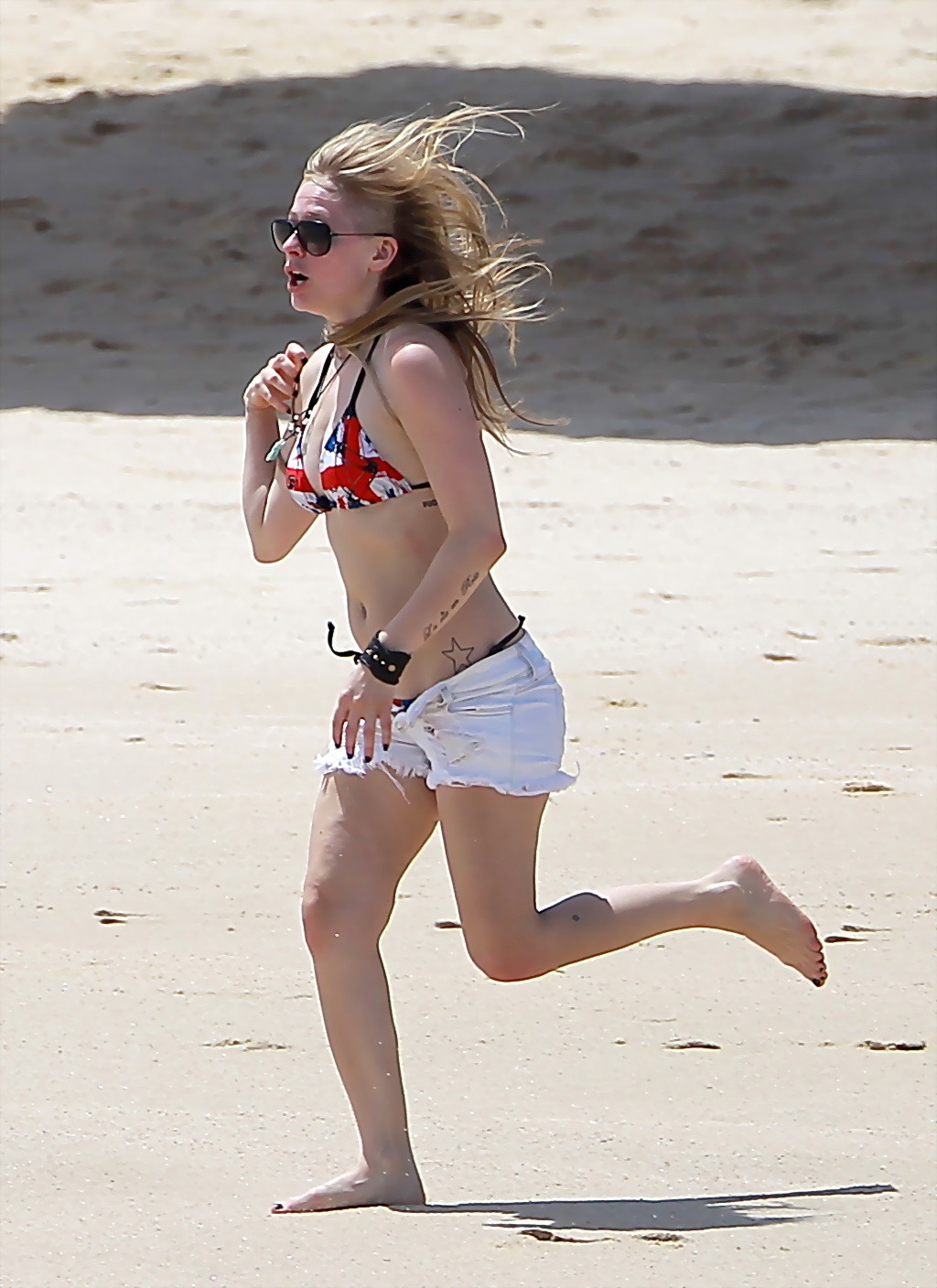 Avril lavigne en haut de bikini tripotant son amie à forte poitrine à la plage de Los Angeles.
 #75256739