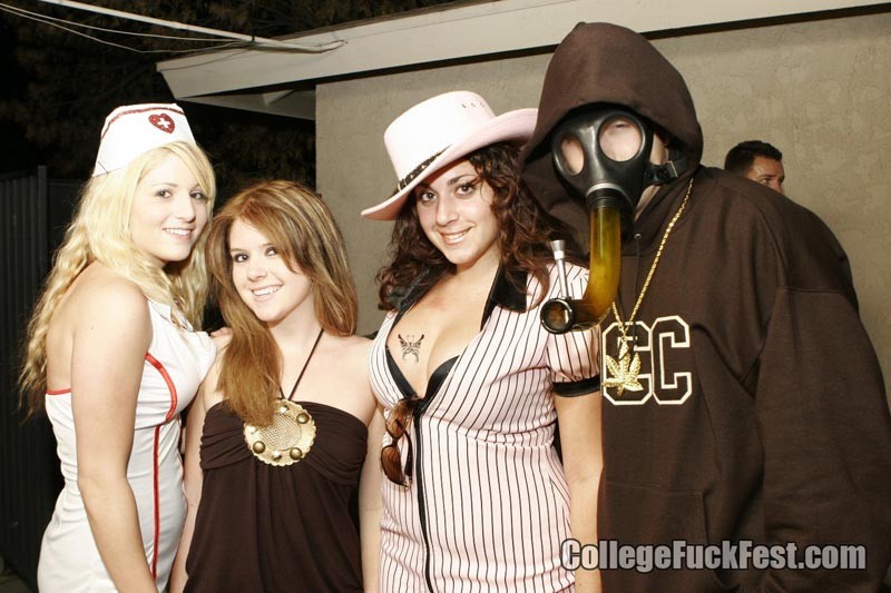 Tres lesbianas en una fiesta universitaria
 #78186169