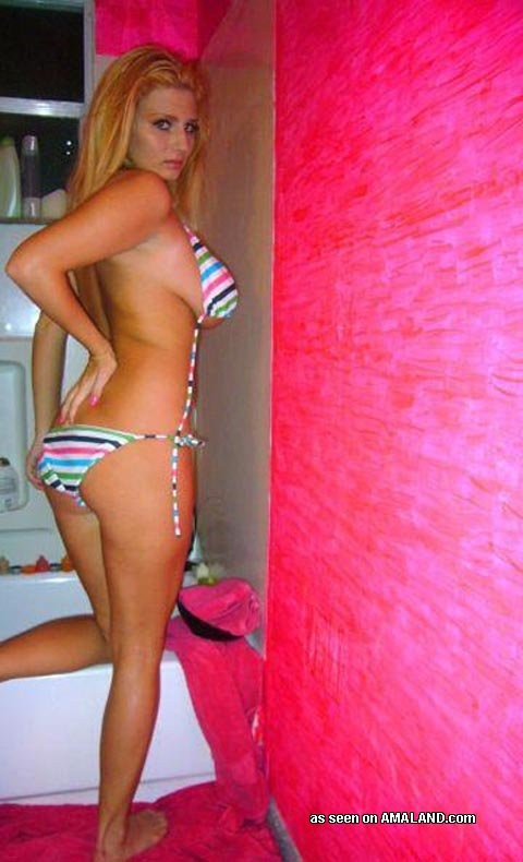 Bilder von einer vollbusigen Hottie in ihrem gestreiften Bikini
 #67244151