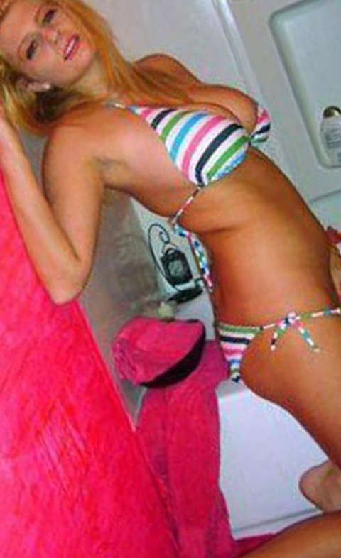 Bilder von einer vollbusigen Hottie in ihrem gestreiften Bikini
 #67244160