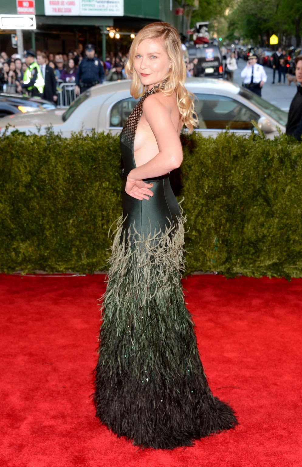 Kirsten Dunst sans soutien-gorge montrant son décolleté au gala du Met 2013 à New York.
 #75233095