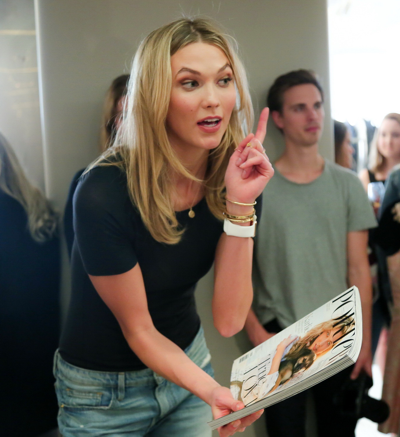 Karlie kloss vede attraverso il reggiseno al lancio di frame denim a nyc
 #75164132