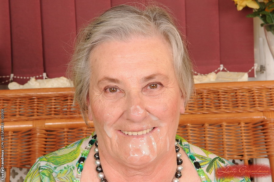 Sehr alte Oma bekam eine saftige Spermaladung auf ihr Gesicht
 #77190118