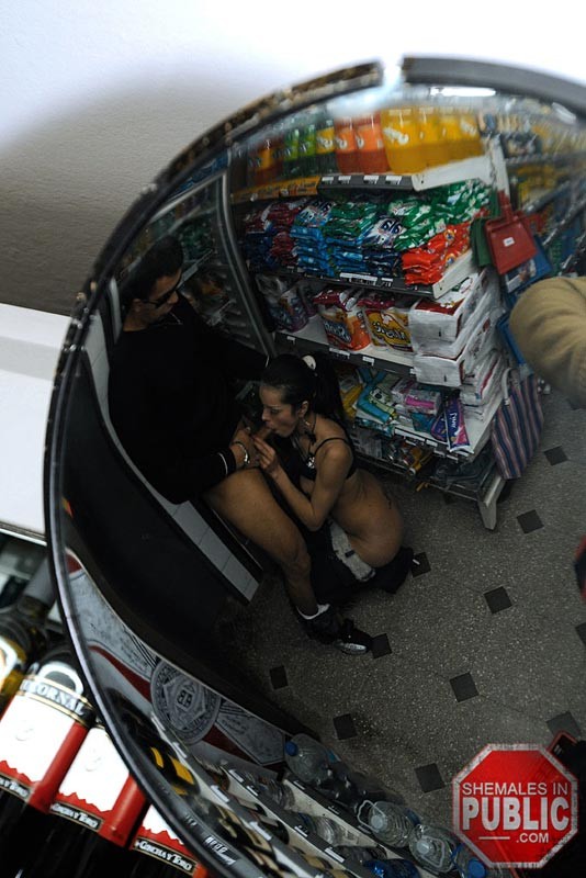 Its a dick sucking trade off with a tranny and her mate at the stop an go
 #77901437
