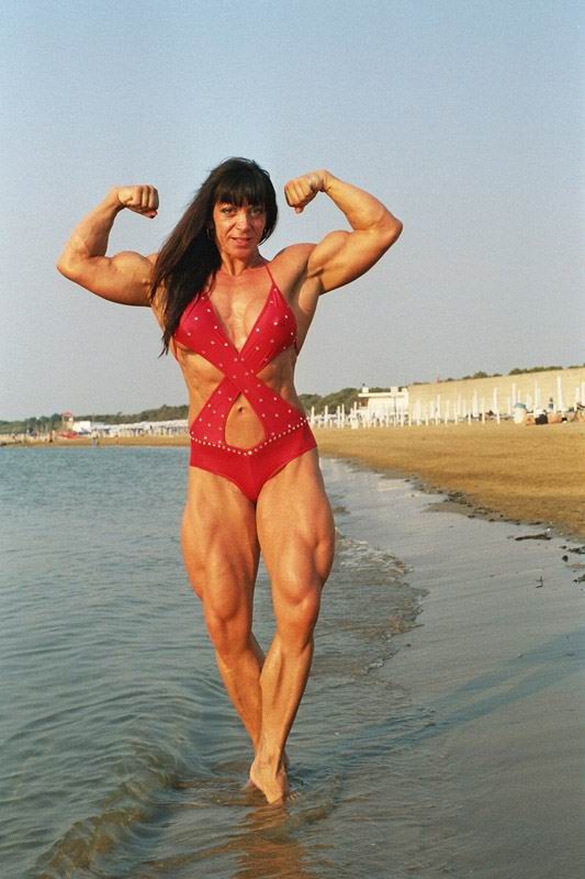 Heiße weibliche Bodybuilder mit riesigen Muskeln
 #71013222