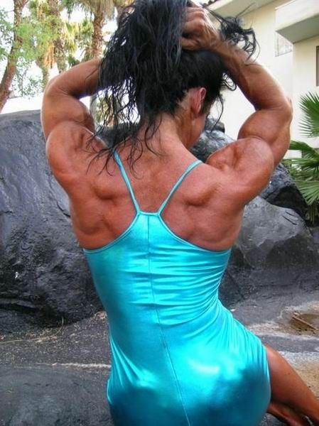 巨大な筋肉を持つホットな女性ボディビルダー
 #71013237