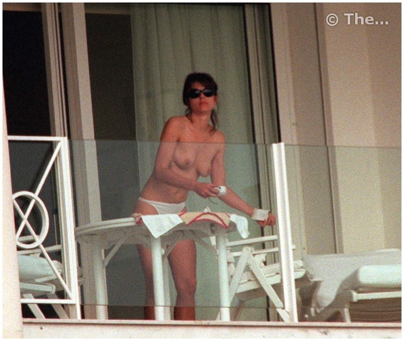 セクシーなイギリス人女性、リズ・ハーリーがコマンドーに行くところを撮影される
 #75360648