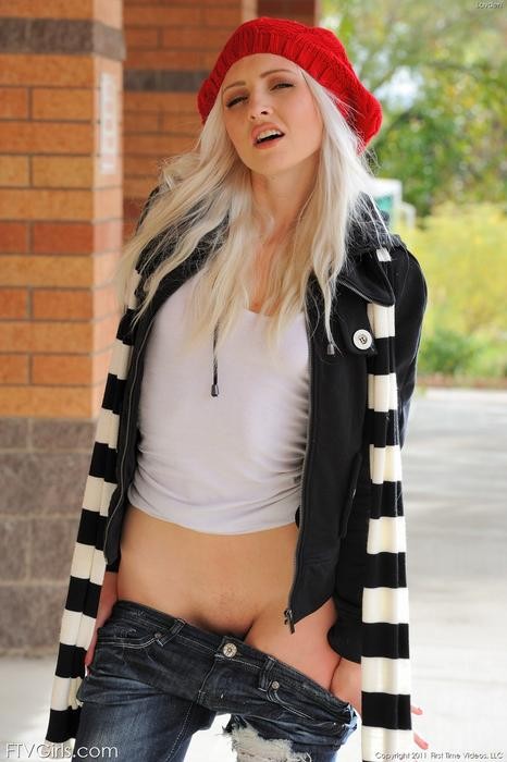 Sexy rubia joven flashes al aire libre
 #71543127
