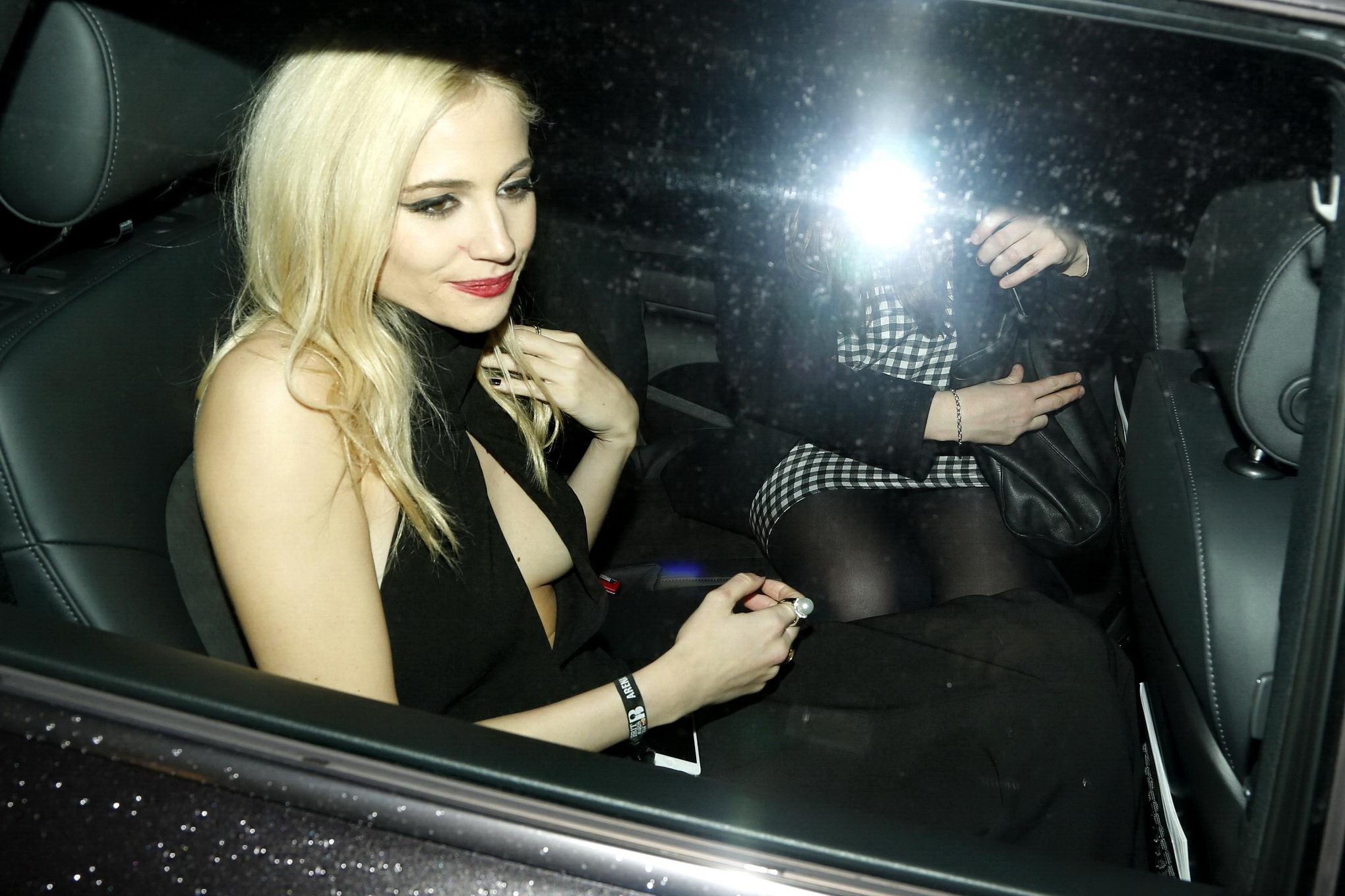 Pixie lott braless mostra scollatura lasciando il brits universale 2014 after-party i
 #75203288