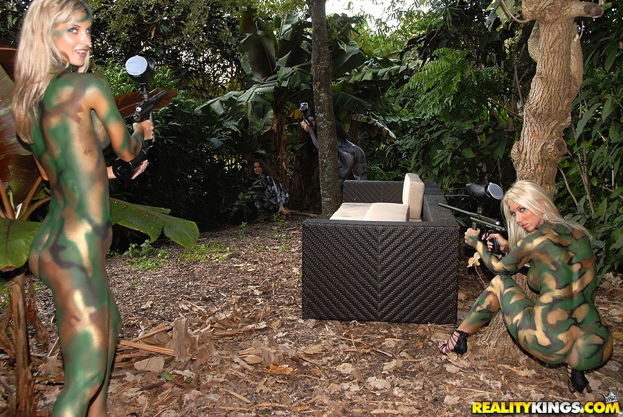4 fumanti lesbiche giovani culo caldo giocare a paint ball nudo nella giungla poi scopare il
 #76189737