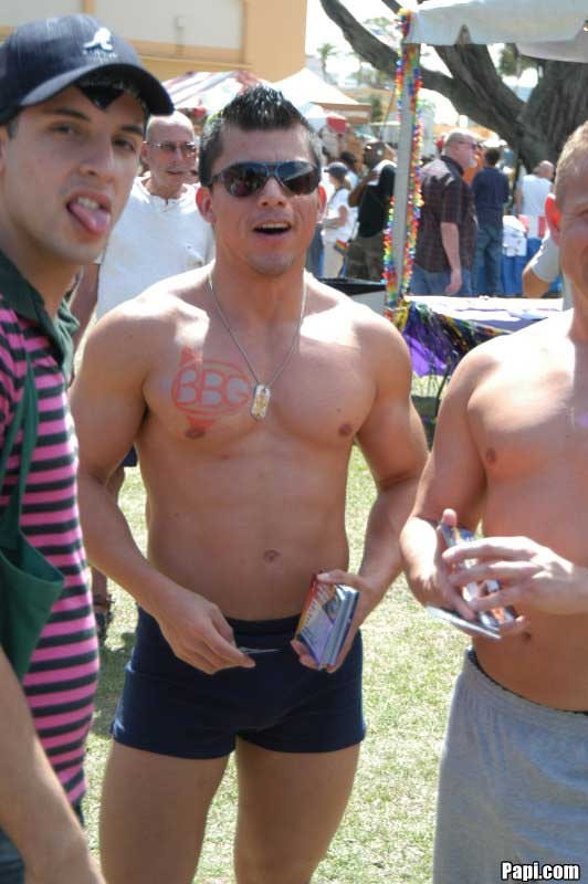 Jungs am Pool Party saugen Hahn und ficken Arsch
 #77000982