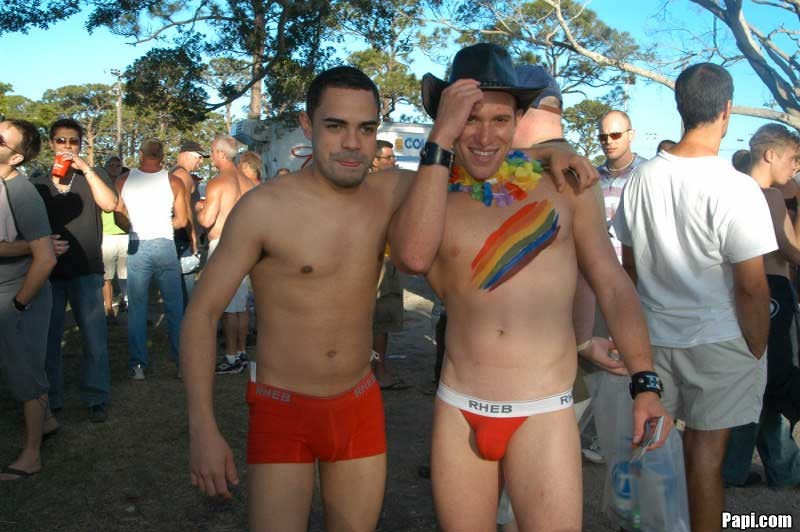 Jungs am Pool Party saugen Hahn und ficken Arsch
 #77001029