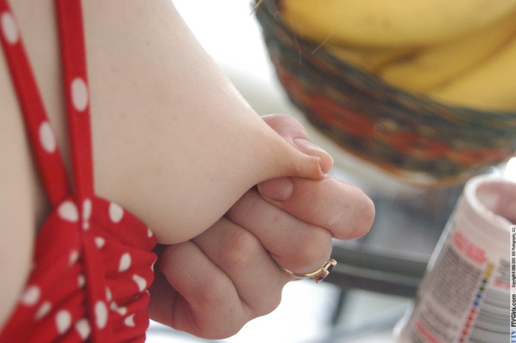 Adorable nena masturbándose y jugando con la comida y la inserción de plátano
 #72819131