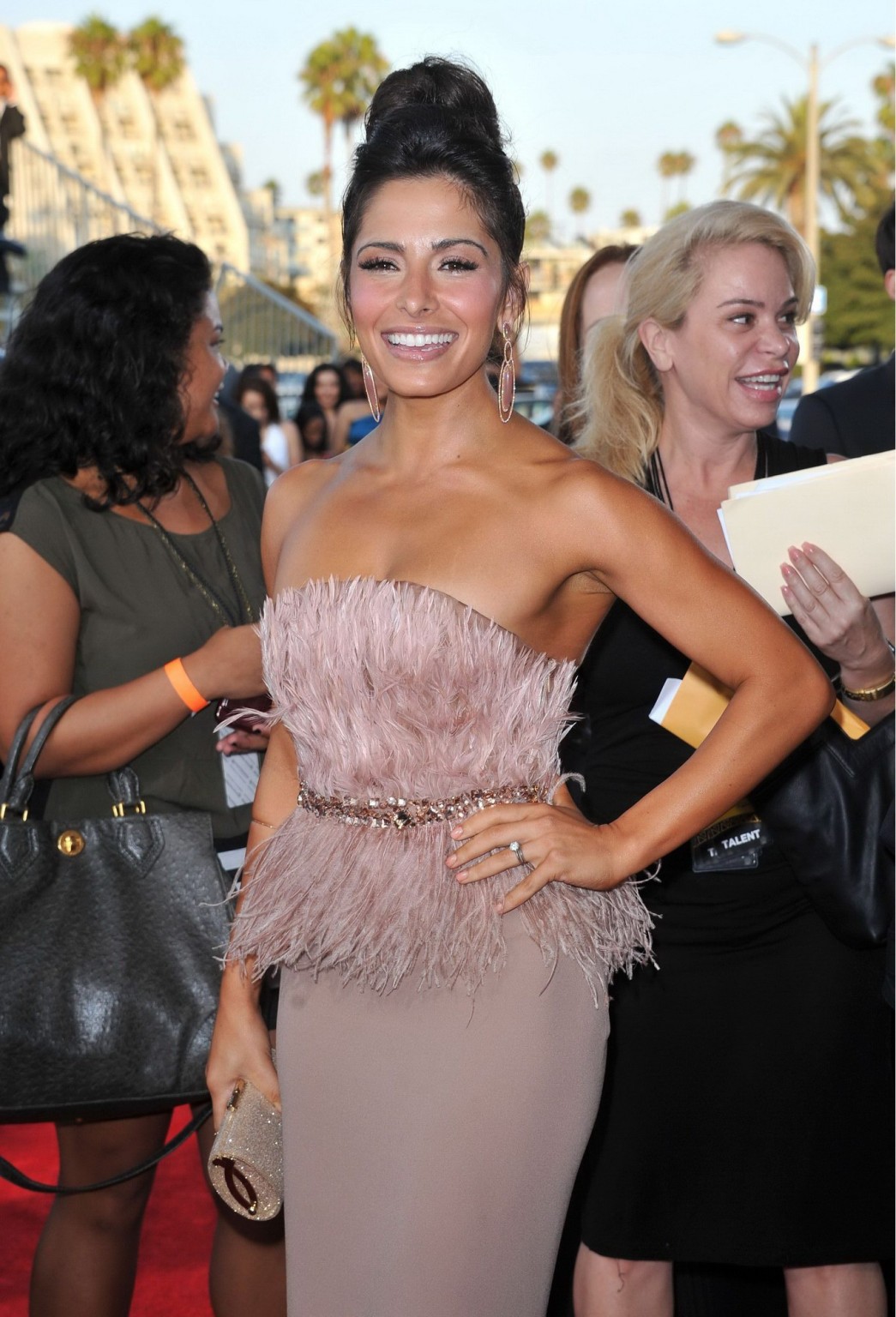 Sarah Shahi atemberaubend in trägerlosem Kleid bei den nclr alma awards 2011
 #75288444