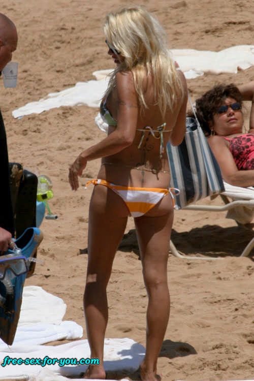 Pamela Anderson showing tits and pussy and bikini paparazzi pics #75436329