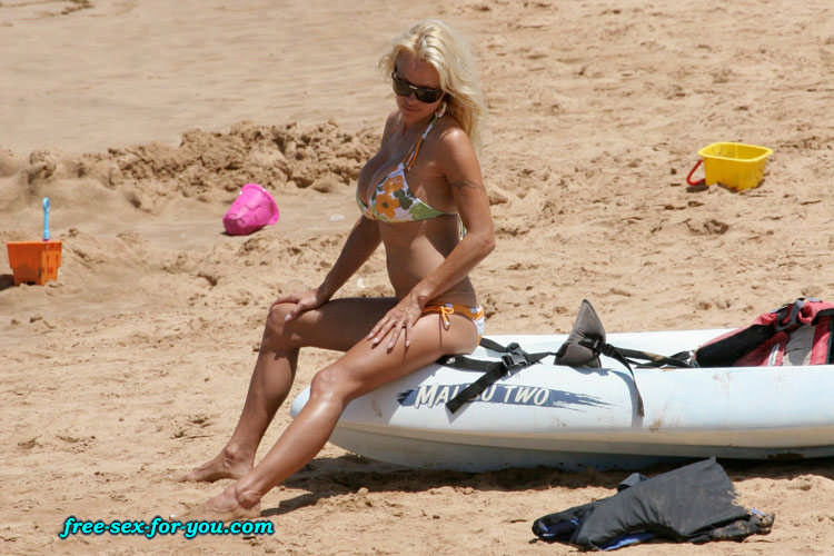 Pamela Anderson che mostra tette e figa e foto di bikini paparazzi
 #75436353