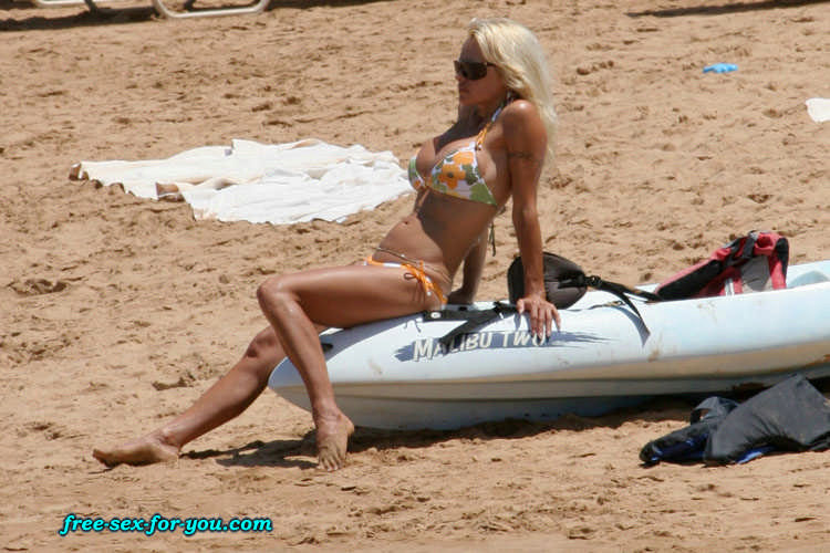 Pamela Anderson zeigt Titten und Muschi und Bikini Paparazzi-Bilder
 #75436368