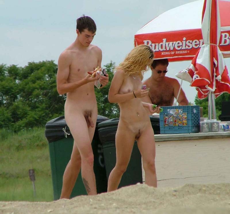Brunetta nudista giovane si spoglia per abbronzare il suo corpo nudo
 #72256771