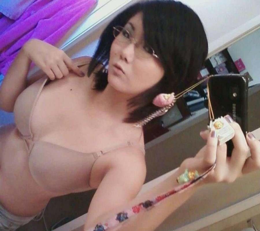 Amateur geile asiatische Cutie zeigt ihre Titten und twat
 #69790608