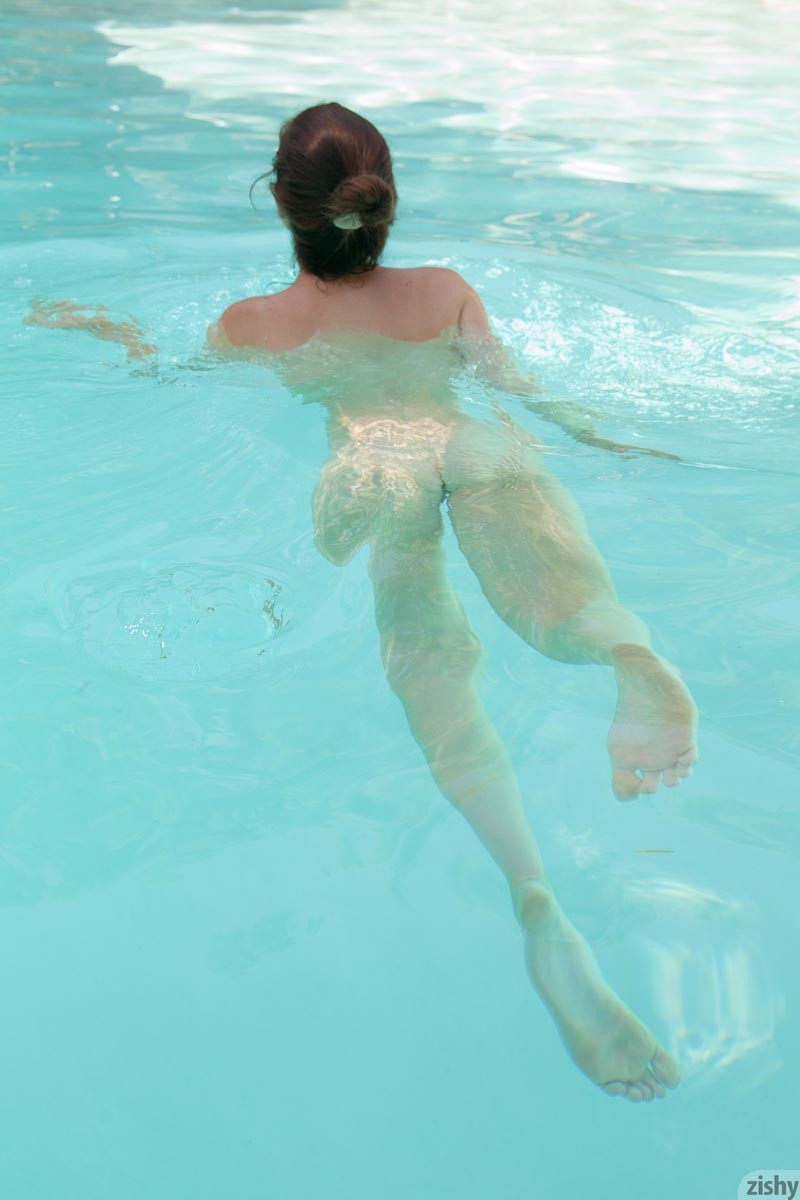 Beauté en maillot de bain à forte poitrine dans la piscine
 #72511402