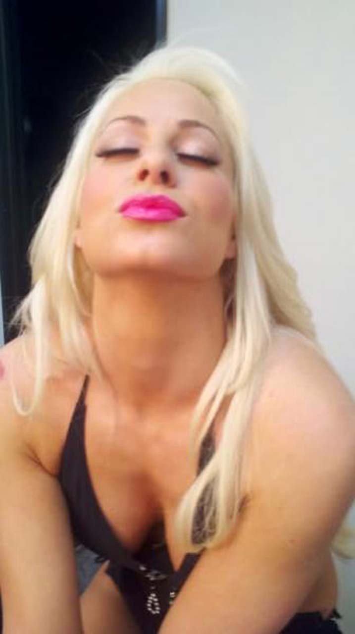 Maryse ouellet exponiendo su cuerpo sexy y sus enormes tetas en fotos privadas
 #75302891